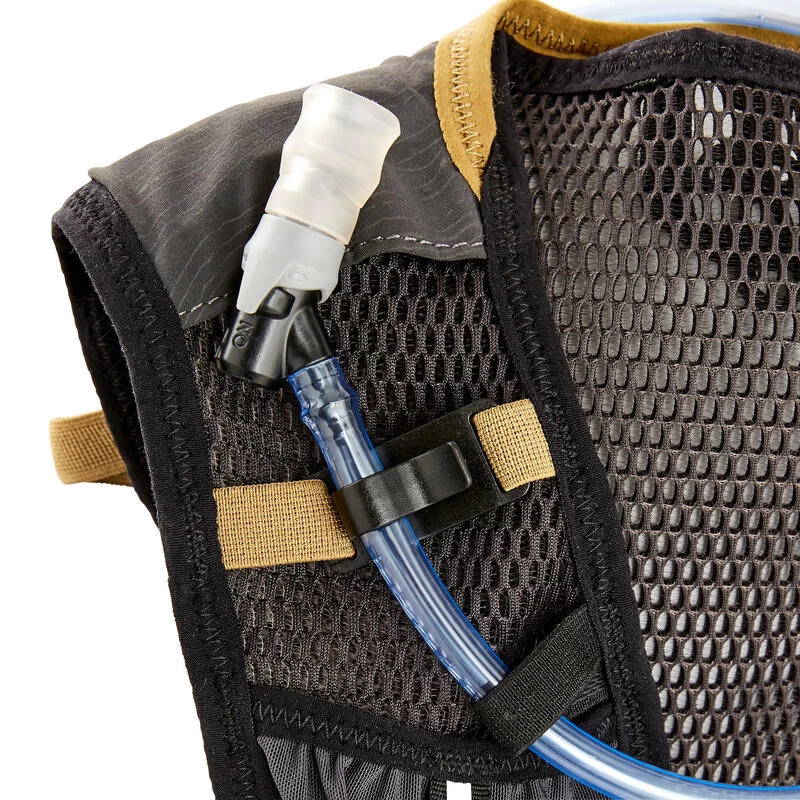 SAC DE TRAIL RUNNING MIXTE 10 L NOIR ET BRONZE - VENDU AVEC POCHE À EAU 1L 8 SAC DE TRAIL RUNNING MIXTE 10 L NOIR ET BRONZE - VENDU AVEC POCHE À EAU 1L – Image 6